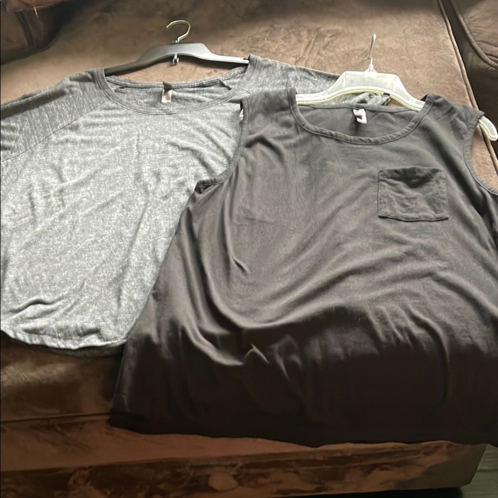 District threads 2 pack dark Heather raglan tee and black tank. New